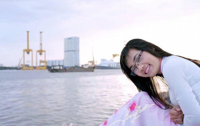 Cô giáo xinh đẹp dạy truyện ngắn bằng âm nhạc