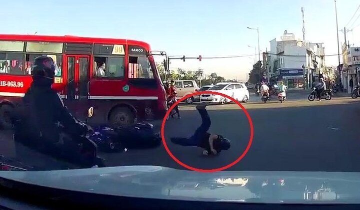 Clip: Xe buýt vượt đèn đỏ, húc bay người đi xe máy trên phố Sài Gòn