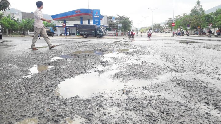 Người dân chặn xe tải cày nát mặt đường gây ô nhiễm, tai nạn ở Đà Nẵng