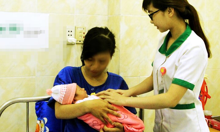 Thai nhi ngôi ngược lọt nửa người ra ngoài được cứu kịp thời