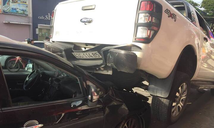 Xe ‘điên’ lùi 30m đâm liên hoàn 2 xe máy, 'trèo' lên đầu xe hơi ở Đà Nẵng