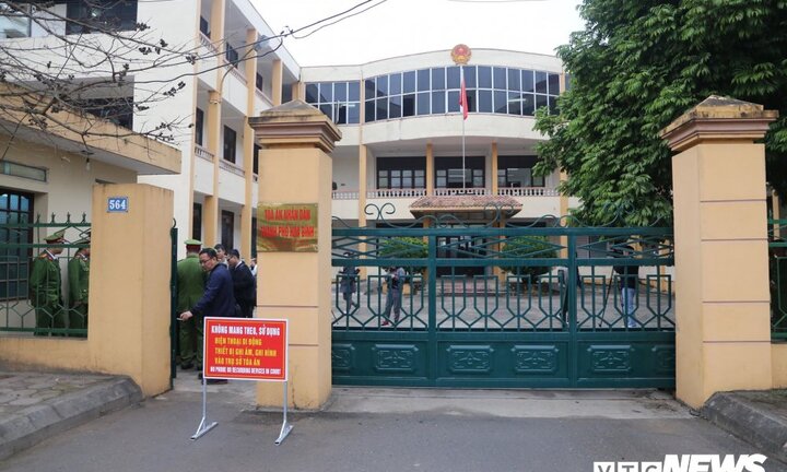 Video: Tòa đọc quyết định hoãn xét xử vụ án sự cố chạy thận làm 9 người chết ở Hòa Bình