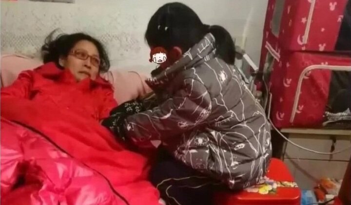 Cảm động bé gái 7 tuổi đòi bán mình chữa bệnh cho mẹ