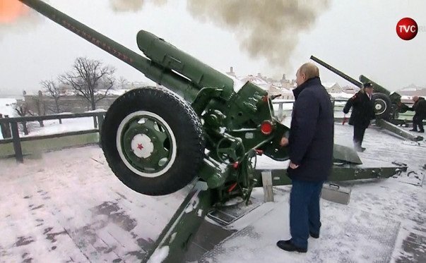 Video: Tổng thống Putin đích thân bắn pháo mừng Giáng sinh