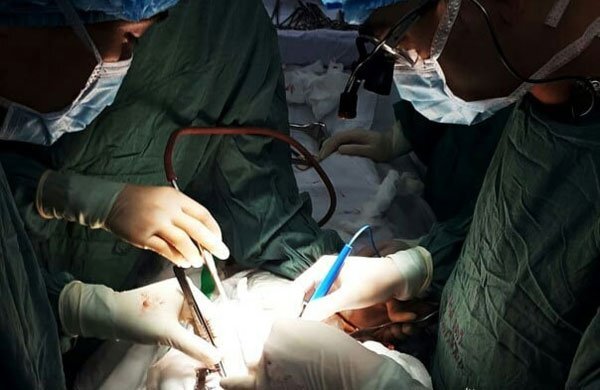 Cứu người thợ mộc bị thanh gỗ đập vỡ tim