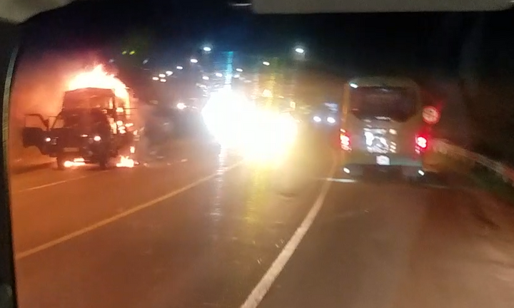 Xe tải bốc cháy dữ dội ở đường dẫn vào hầm Hải Vân