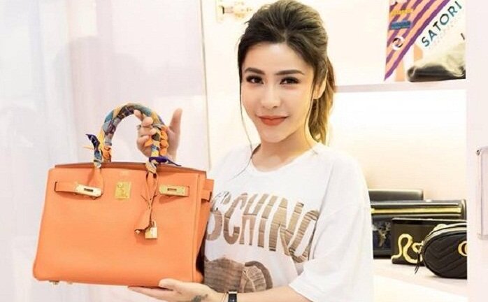 Á khôi Mai Diệu Linh khoe tủ đồ hàng hiệu giá trị 'khủng'