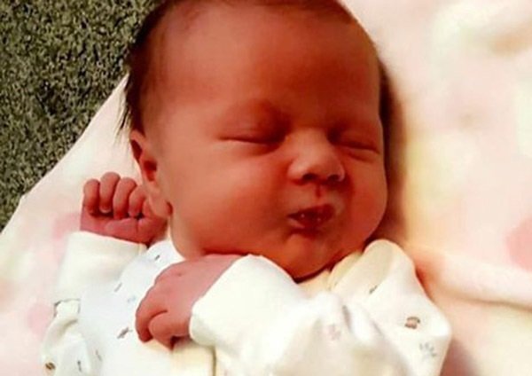 Nhầm tưởng chuyển dạ là táo bón, người phụ nữ sinh con trong nhà tắm