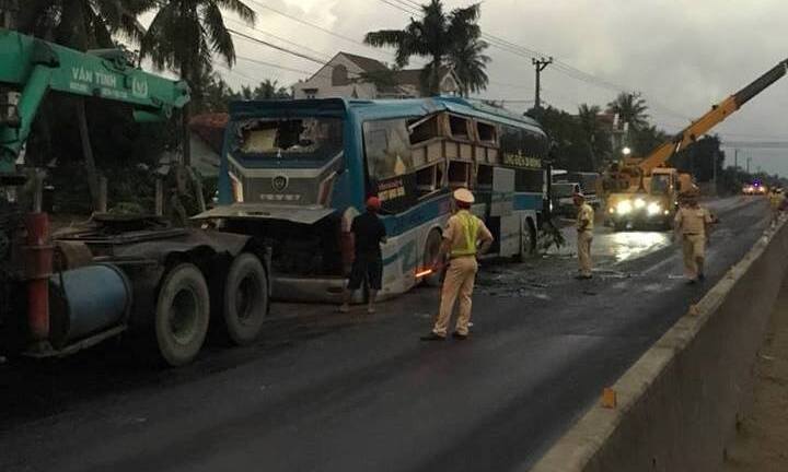 Ô tô khách tông vào xe giường nằm ở Bình Định, 6 người thương vong