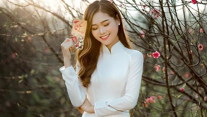 Nữ sinh Đại học Kinh tế Quốc dân đẹp rực rỡ bên hoa đào