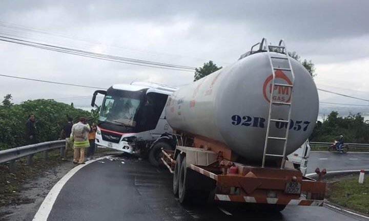 Xe bồn đâm xe khách, cấm phương tiện qua đèo Hải Vân