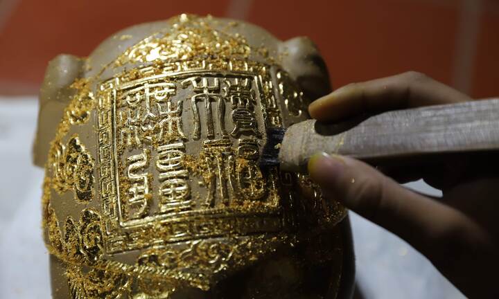 Ảnh: 'Kỳ linh Kỷ Hợi' dát vàng giá gần 100 triệu đồng