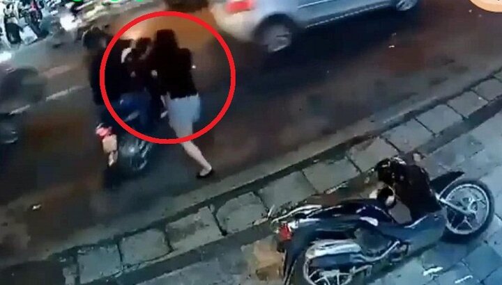 Clip: Cô gái lao ra nhanh như cắt, tóm sống tên trộm xe máy