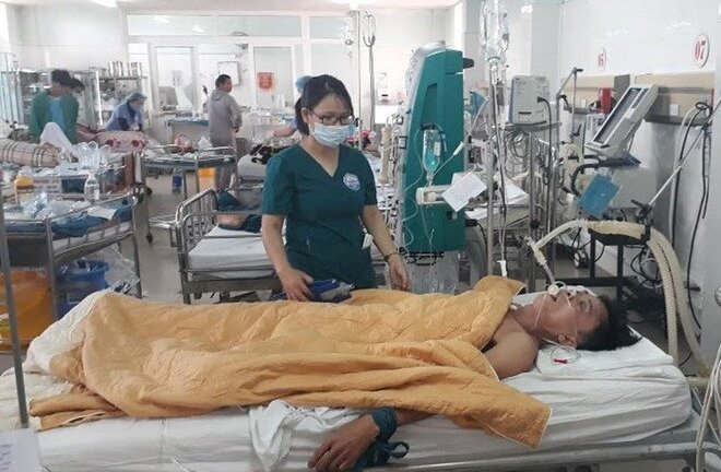 Bác sĩ truyền 5 lít bia cứu bệnh nhân: 'Không có thời gian đắn đo'