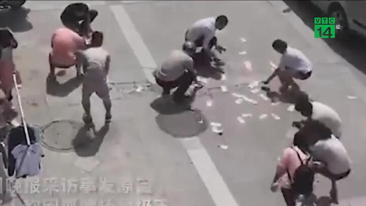 Cháy nhà, ném tiền như mưa qua cửa sổ để thu hút hàng xóm tới cứu