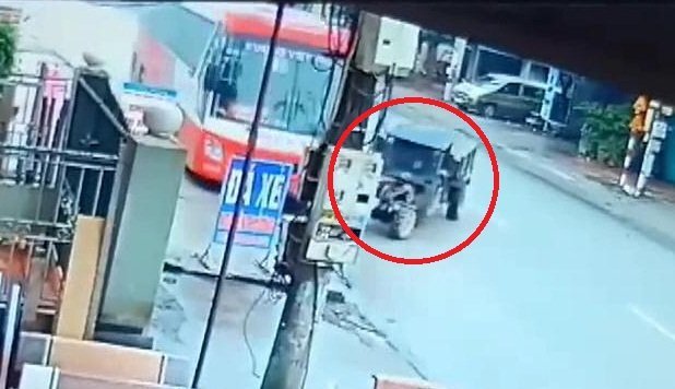 Clip: Sang đường không dứt khoát, công nông gây họa cho xe khách