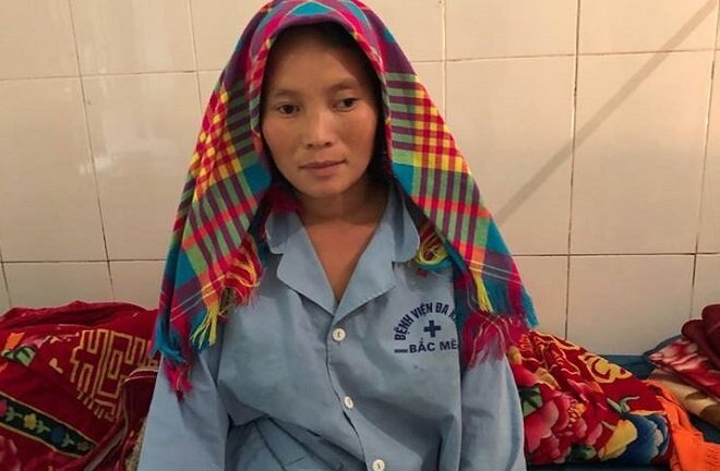 Bác sĩ trạm y tế dùng xe ba gác đưa sản phụ đi cấp cứu