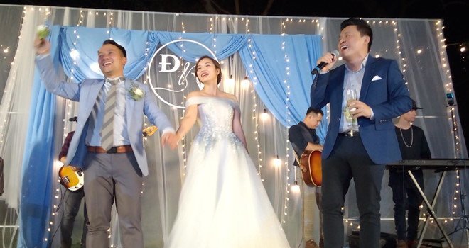 Đinh Tiến Đạt nắm tay vợ, đọc rap ở lễ cưới tại khách sạn 5 sao