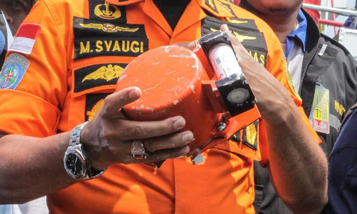 Indonesia tìm thấy hộp đen thứ hai của máy bay rơi xuống biển