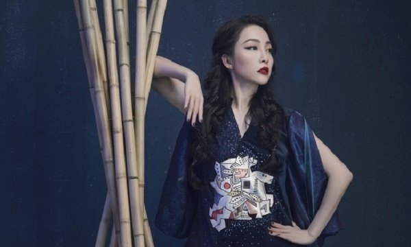 'Chim công làng múa' Linh Nga gây ấn tượng với loạt thiết kế thổ cẩm đẹp mắt