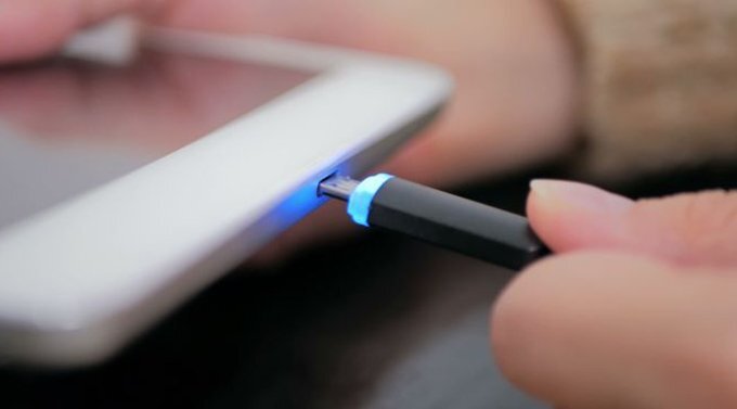 Dùng điện thoại khi đang sạc, thiếu niên 17 tuổi nát cả bàn tay