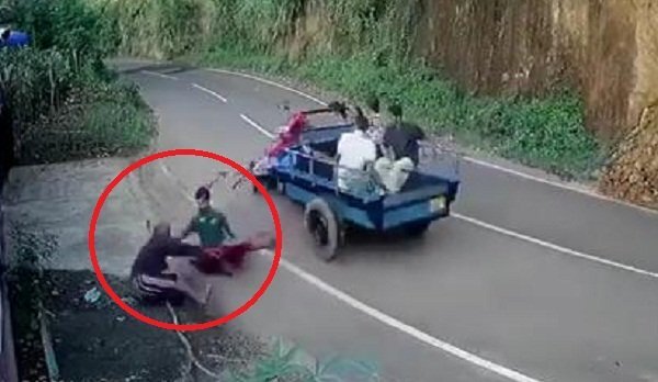 Clip: Xe ba gác 'nổi điên' tự xoay tròn, hất văng người lái