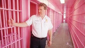 Tại sao nhiều nhà tù ở Châu Âu lại được sơn màu hồng?