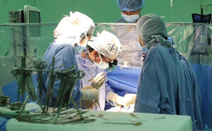 Tái tạo động mạch chủ cứu bé sơ sinh bị bất thường tim