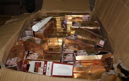 Một phi công buôn lậu nước hoa từ Pháp về Việt Nam