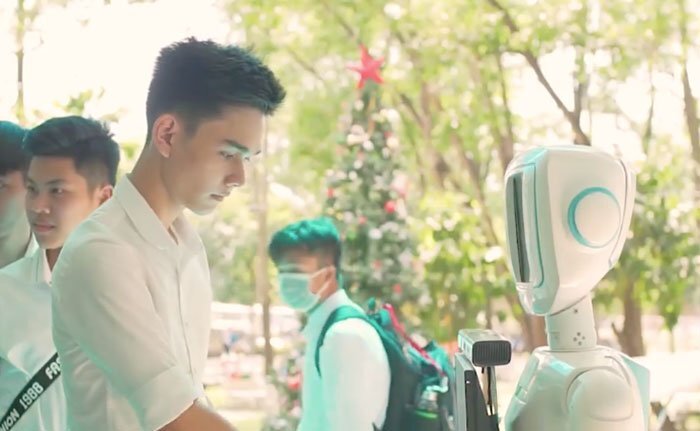 Sinh viên ở TP.HCM chế tạo robot tư vấn tuyển sinh