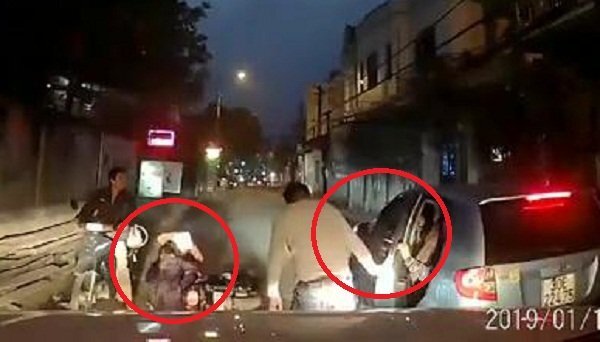 Clip: Ô tô mở cửa bất cẩn gây tai nạn, người đàn ông chỉ chăm chăm kiểm tra xe mình