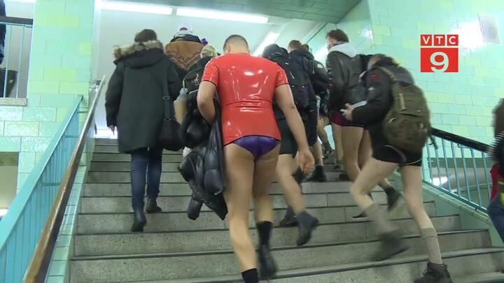 Dân Đức hồ hởi với ngày không mặc quần đi tàu điện ngầm