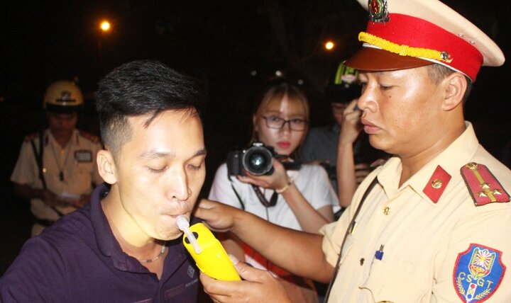 Video: CSGT TP.HCM chốt chặn tại trạm thu phí, kiểm tra tài xế sử dụng chất kích thích