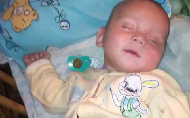 Bé 8 tháng tuổi chết, nghi bị mẹ cho uống rượu Vodka