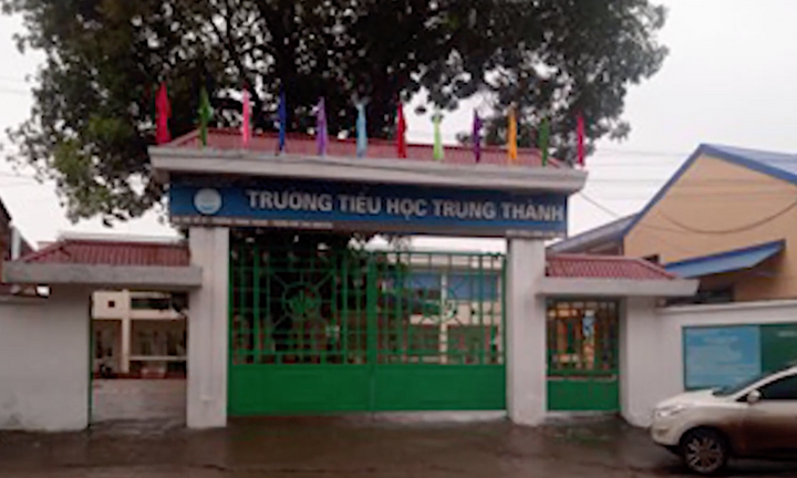 Video: Phụ huynh tố giáo viên bắt học sinh tự tát 50 cái vào mặt