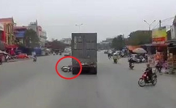 Clip: Xe máy SH tự ngã ra đường, 2 người chết thảm dưới bánh container