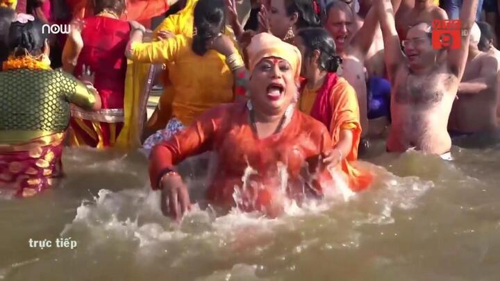 Người chuyển giới Ấn Độ lần đầu được 'tắm tiên' trên sông Hằng