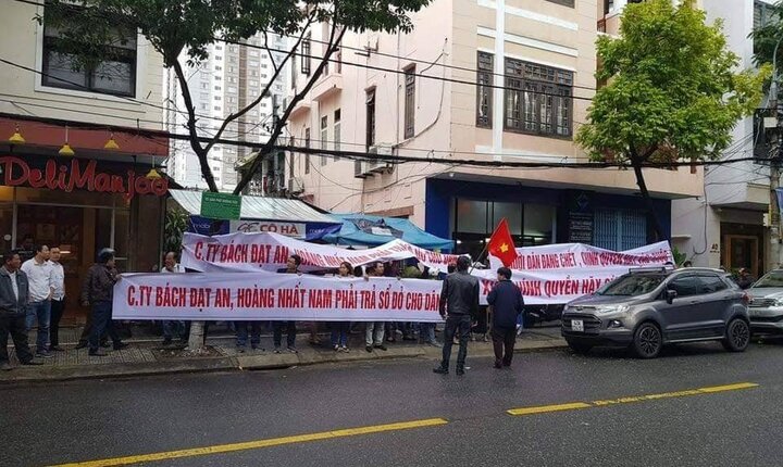 Hàng trăm người mua đất dự án ở Quảng Nam căng băng rôn đòi sổ đỏ