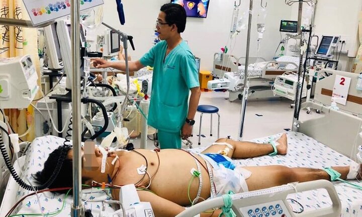 Bé trai mắc bệnh Hemophilia, 'muỗi đốt cũng có thể mất mạng'