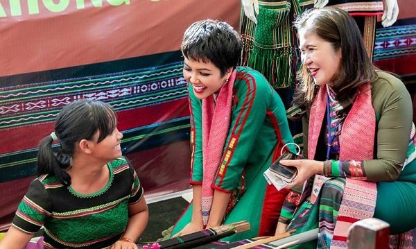 Lịch trình dày đặc, H’Hen Niê 5 ngày liên tục ngủ không quá 5 tiếng