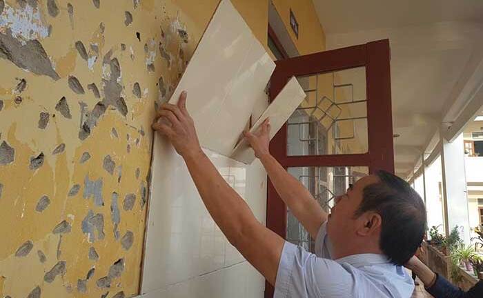 Vừa học vừa lo gạch rơi trúng đầu, thầy trò trường chuẩn ở Hà Tĩnh kêu cứu