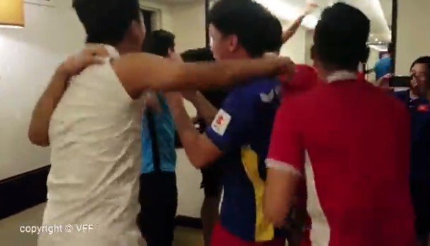 Clip: Các cầu thủ Việt Nam ôm nhau nhảy ăn mừng khi giành vé vào vòng 1/8