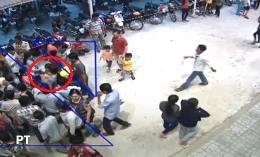 Clip: Lật tẩy chiêu dàn cảnh tinh vi, giật dây chuyền nhanh như chớp trước siêu thị