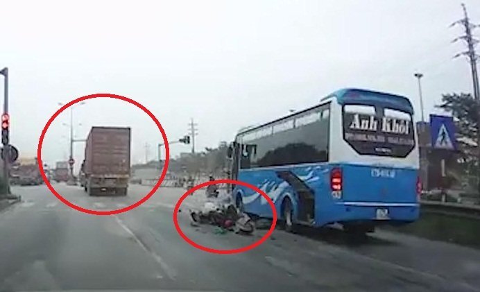 Container đâm ngã xe máy rồi bỏ chạy, bị dân truy đuổi như phim ở Hải Dương