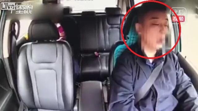 Clip: Tài xế ngủ gật, taxi đấu đầu xe tải thảm khốc