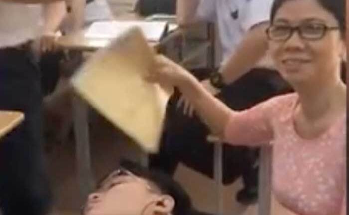 Video: Cô giáo 'chăm sóc tận tình' cho nam sinh đang ngủ khiến dân mạng thích thú