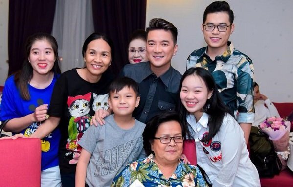 Đàm Vĩnh Hưng tổ chức sinh nhật cho mẹ ruột sau nhiều ồn ào