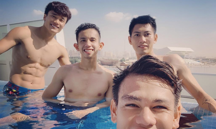 Tuyển Việt Nam thư giãn sau chiến thắng Jordan, Bùi Tiến Dũng khoe cơ bụng 6 múi