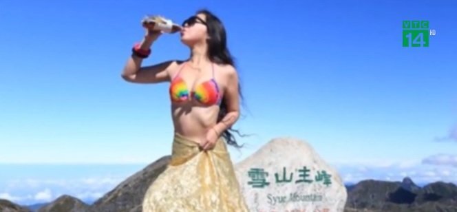 Diện bikini leo núi, cô gái trẻ thiệt mạng vì quá lạnh