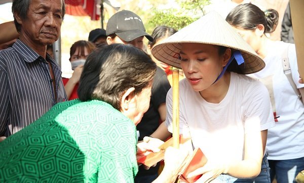 Mỹ Tâm đội nón lá, giản dị đi từ thiện